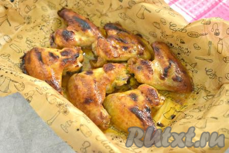 Ставим форму в духовку, прогретую до 180 градусов, запекаем куриные крылышки в горчично-медовом соусе минут 45. Крылья должны хорошо подрумяниться сверху.