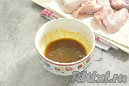 Перемешиваем содержимое миски до однородности и горчично-медовый соус для куриных крыльев готов.