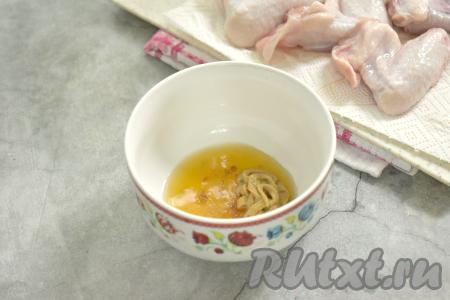 Для приготовления соуса в достаточно глубокую миску выкладываем&nbsp;горчицу и жидкий мёд.