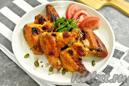 Форму с готовыми крыльями достаём из духовки. Сочные, ароматные, невероятно вкусные куриные крылышки, запечённые в горчично-медовом соусе, раскладываем по тарелкам и в грячем виде подаём к столу, дополнив любимым гарниром или, например, лавашом.