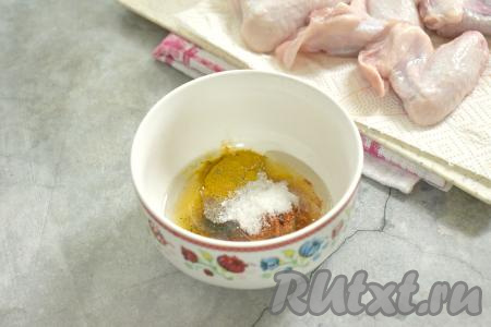 К мёду и горчице всыпаем соль и специи по вкусу (в качестве специй я добавила чёрный молотый перец, паприку и куркуму), вливаем растительное масло.