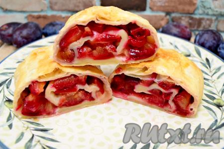 Штрудель со сливами из слоёного теста