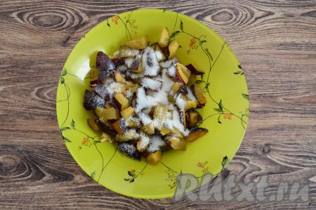 К нарезанным сливам всыпать сахар.