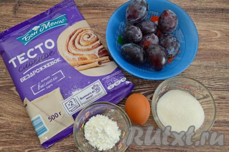 Подготовить продукты для приготовления штруделя со сливами из слоёного теста. Слоёное тесто для штруделя можно взять как дрожжевое, так и бездрожжевое (у меня - бездрожжевое). Пласт слоёного теста заранее достать из морозилки, чтобы он согрелся до комнатной температуры.