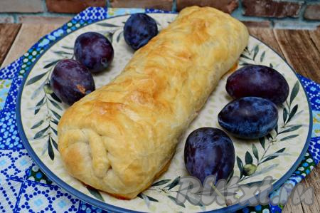 Противень с готовой выпечкой достать из духовки, дать штруделю хорошо остыть, чтобы сливовая начинка хорошо стабилизировалась, а только затем его можно нарезать на кусочки и подавать к столу.