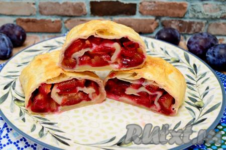 А вот как штрудель со сливами выглядит в разрезе. Сочетание сочной, в меру сладкой начинки и нежного слоёного теста - очень удачное, поэтому эта вкусная, аппетитная выпечка съедается очень быстро.