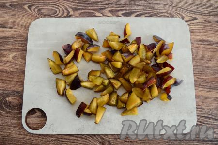 Сливы промыть водой, вынуть косточки. Нарезать сливы на средние кусочки.