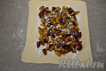 На часть теста, присыпанную крахмалом, выложить ровным слоем нарезанные сливы, смешанные с сахаром. Сливы сверху присыпать оставшейся 0,5 чайной ложки крахмала.