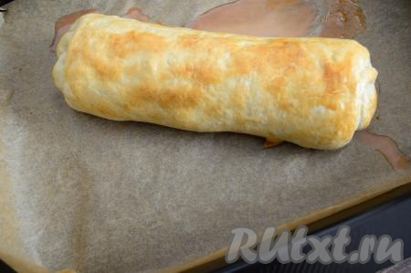 Поставить противень в духовку, разогретую до 200 градусов, выпекать штрудель со сливами минут 20-25 (до приятного подрумянивания слоёного теста).