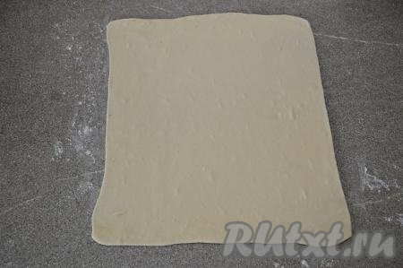 Слоёное тесто на припылённом мукой столе раскатать в прямоугольник толщиной примерно 2 миллиметра (я раскатала в прямоугольник размером 28 сантиметров на 30 сантиметров).