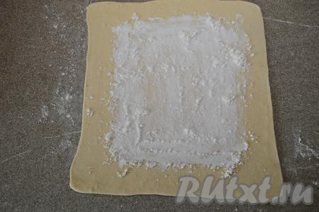 Раскатанное тесто присыпать 1,5 чайными ложками крахмала, отступив от краёв теста по 2-3 сантиметра. Крахмал нужен для того, чтобы желировать сок, который станет выделяться из слив в процессе выпечки штруделя. Я взяла картофельный крахмал, но можно использовать и кукурузный крахмал. 