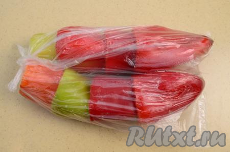 Когда перцы хорошо обсохнут, аккуратно поместить пирамидки, размещая их рядом друг с другом, в полиэтиленовые пакеты. Я в пакет кладу обычно по 2-3 пирамидки (то есть в пакете я обычно замораживаю по 8-12 болгарских перцев).