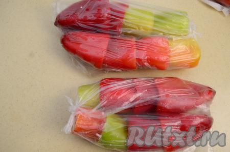 Все пакеты с подготовленными для фаршировки болгарскими перцами завязать и отправить в морозилку на хранение.