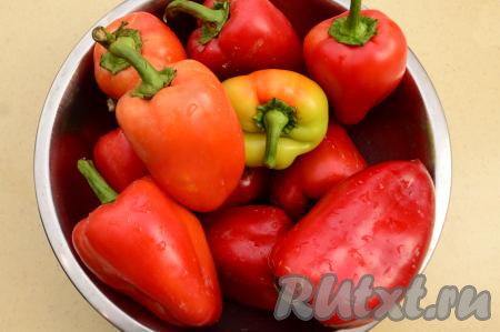 Для заморозки нужно выбирать достаточно крупные перцы, которые подходят для фаршировки. Я предпочитаю брать толстостенные перцы, они более сочные, вкусные, идеально подходят для того, чтобы наполнить их любой начинкой.&nbsp;&nbsp;