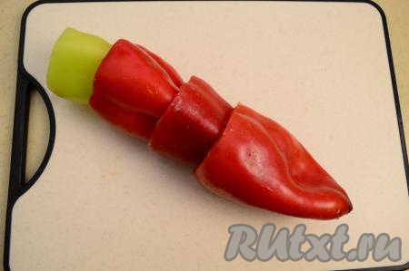 Подбирая болгарские перцы по размеру, вложить их друг в друга, формируя "пирамидку" (я формирую пирамидку обычно из 4 перцев), как на фото.