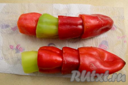 Затем сформированные пирамидки перцев выложить на бумажные полотенца, чтобы они хорошо обсохли.