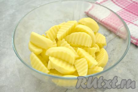 Картофель очищаем, нарезаем его на небольшие дольки (не нужно делать дольки картошки крупными, так как в этом случае они будут запекаться достаточно долго). Для нарезки картошки я использовала фигурный нож. Нарезанный картофель выкладываем в объёмную миску.