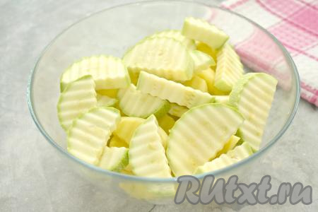 Кабачок, если у него твердоватая кожура, нужно очистить от кожуры. Если семечки крупные, их тоже нужно будет удалить. В этот раз я использовала молодой кабачок с мелкими семечками и тонкой кожицей, поэтому просто вымыла его и обрезала кончики с двух сторон. 300 грамм подготовленного кабачка нарезаем на кусочки (я нарезала на полукружочки)&nbsp;такой же толщины, как нарезан картофель. Нарезанные кабачки перекладываем в миску с картошкой.