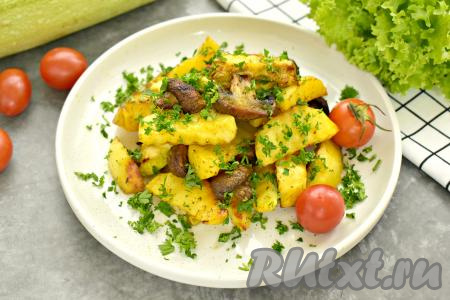 Достаём противень из духовки, раскладываем картошку с шампиньонами и кабачками по тарелкам и в горячем виде подаём к столу, посыпав, по желанию, это вкусное, ароматное, сытное блюдо нарезанной свежей зеленью.&nbsp;