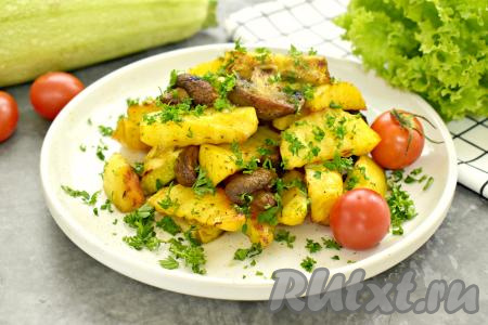 Картошка с шампиньонами и кабачками в духовке