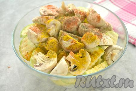 По вкусу картофель, кабачки и шампиньоны солим, посыпаем специями (в качестве специй&nbsp;я использовала паприку, куркуму, сушёный укроп и чёрный молотый перец).