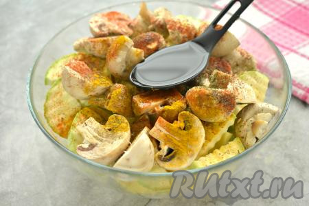 К овощам и грибами вливаем растительное масло.