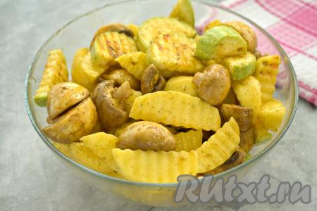 Аккуратно перемешиваем картошку, кабачки и шампиньоны, покрывая грибы и овощи специями и маслом со всех сторон.