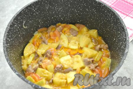 Даём воде закипеть на достаточно сильном огне. Уменьшаем огонь до минимума, накрываем кастрюлю (или сковороду) крышкой и тушим куриные сердечки с овощами минут 35. В процессе томления блюдо нужно 2-3 раза перемешать. Готовое блюдо убираем с огня.