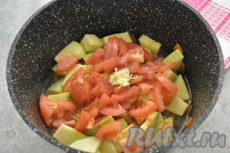 Сразу же добавляем зубчики чеснока, натёртые на мелкой тёрке (или пропущенные через пресс). Куриные сердечки с овощами солим, приправляем специями (в качестве специй я использовала чёрный молотый перец и паприку), перемешиванием, вливаем 150 миллилитров воды.