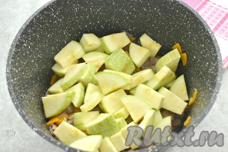 Пока тушатся сердечки, подготовим кабачок. Если у кабачка жёсткая шкурка - её нужно срезать, если семечки крупные - их нужно удалить. Я взяла кабачок с тонкой шкуркой и мелкими семечками, поэтому просто обрезала у кабачка кончики с двух сторон и тщательно вымыла его. После того как сердечки протушатся 10 минут, добавляем к ним 250 грамм подготовленного кабачка, нарезанного на кусочки толщиной 7-8 миллиметров.