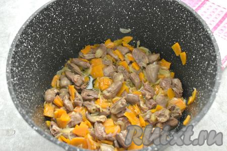 Затем убавляем огонь до минимума, накрываем кастрюлю (или сковороду крышкой) тушим куриные сердечки с морковкой и луком в собственном соку 10 минут. 2-3 раза в процессе тушения сердечки нужно перемешать.