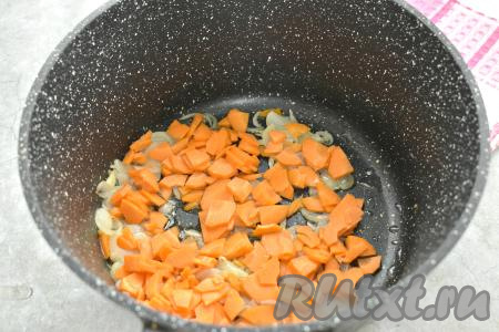 К обжаренному луку, выкладываем морковку, нарезанную достаточно тонко (я нарезала на тонкие четверть кольца), перемешиваем овощи, обжариваем 4-5, периодически помешивая.