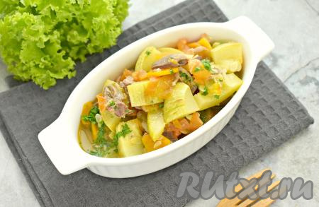 Сочные, аппетитные тушёные овощи вместе с мягкими, нежными куриными сердечками раскладываем по тарелкам, по желанию, посыпаем, мелко нарезанной зеленью. Сытное, вкусное, аппетитное блюдо подаём к столу.