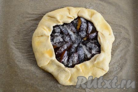 Затем присыпать сверху тесто 1 чайной ложкой&nbsp;сахара. Так как слоёное тесто несладкое, я настоятельно советую не пропускать этот шаг.