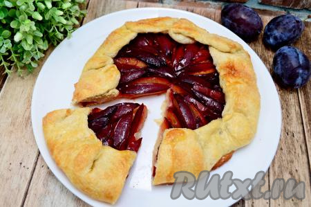 Галета со сливами из слоёного теста