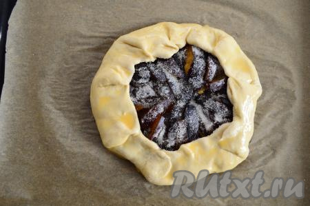 Сырое яйцо взболтать вилкой в небольшой ёмкости. Смазать при помощи кулинарной кисти взболтанным яйцом поверхность теста галеты.