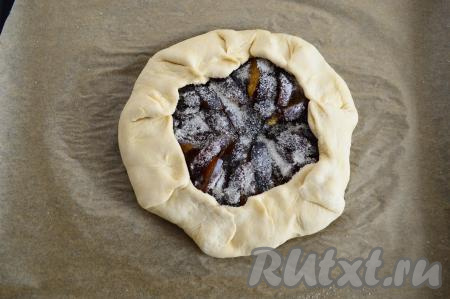 Подвернуть края слоёного теста на сливовую начинку. Старайтесь хорошо скрепить подвёрнутое тесто в местах изгибов, чтобы оно не потеряло форму во время выпечки.