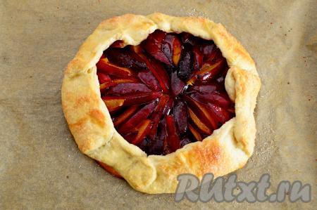 Галету со сливами выпекать в разогретой до 200 градусов духовке в течение 20-25 минут (до приятной золотистости слоёного теста).