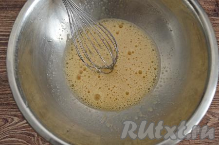 Венчиком взбить яйца с сахаром в течение 2-3 минут (до растворения сахара).