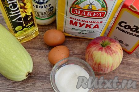 Подготовить продукты для приготовления оладий с кабачками и яблоками на кефире. Кефир можно взять любой жирности (я купила жирностью 2,5%).&nbsp;