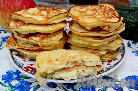 А вот как кабачково-яблочный оладушек выглядит в разломе. Угощайтесь!