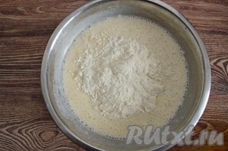 Затем в получившуюся кабачково-яблочную массу всыпать 200 грамм муки, перемешать тесто для оладий столовой ложкой до однородности.