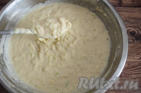 Небольшими частями подсыпая оставшуюся муку и очень хорошо вмешивая её столовой ложкой, замесить достаточно густое кабачково-яблочное тесто для оладий, которое по консистенции будет напоминать сметану средней густоты. Как только добились нужной густоты теста, значит больше муку добавлять не нужно. Я советую ориентироваться на консистенцию теста, а не на количество муки. Ведь в зависимости от сочности яблока, размера яиц, качества муки, а также от того, насколько тщательно вы отжали кабачки от сока, может понадобиться добавить как больше, так и меньше муки, чем указано в ингредиентах.