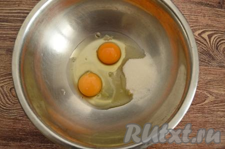 Для замешивания теста нужно в отдельную миску всыпать сахар, вбить яйца.
