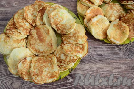 Готовые оладьи переложить со сковороды на тарелку. Перемешивая тесто из кабачков, яблока и кефира перед жаркой очередной порции оладий и добавляя в сковороду растительное масло по мере необходимости, постепенно пожарить все оладушки. Всего у меня получились 32 кабачково-яблочных оладий.&nbsp;