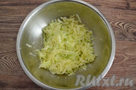 Первым делом займёмся кабачком. Очистить кабачок от кожуры. Если у кабачка крупные семечки, тогда их нужно удалить. 400 грамм подготовленного кабачка натереть на крупной тёрке в глубокую миску, всыпать хорошую щепотку соли, очень хорошо перемешать и дать постоять, пока будем замешивать тесто.