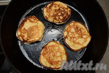 Жарить оладьи с яблоком и кабачком по 3-4 минуты с каждой стороны (до румяности с двух сторон).