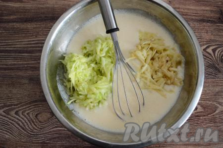 В миску с кефирно-яичной смесью выложить кабачки и яблоки, перемешать венчиком до однородности.