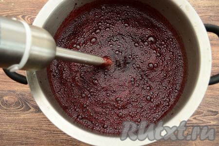 Пробить ежевику до однородности погружным блендером прямо в кастрюле.