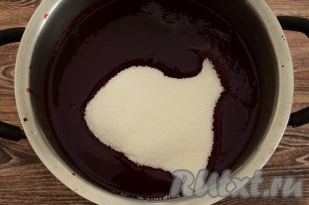 Взвесить ежевичное пюре, отделённое от косточек. У меня получилось 1,6 килограмма пюре из 2 килограмм ежевики. В кастрюлю с пюре&nbsp;добавить сахар. На 1,6 килограмма пюре я добавила 1,4 килограмма сахара. Ежевика у меня была в меру сладкой, если у вас ежевика кисловата, тогда можете добавить количество сахара, равное количеству ежевичного пюре.
